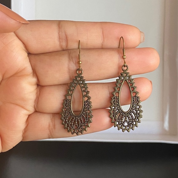 Earrings - Picture 2 of 4